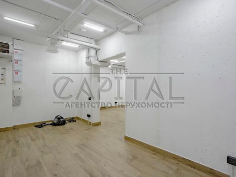 комерційна за адресою Дніпровська набережна вул., 18-А