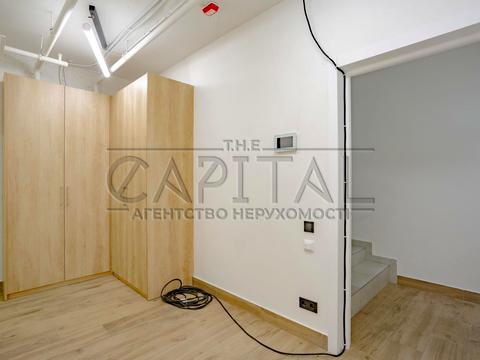 комерційна за адресою Дніпровська набережна вул., 18-А