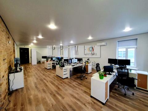 комерційна за адресою Межигірська вул., 3