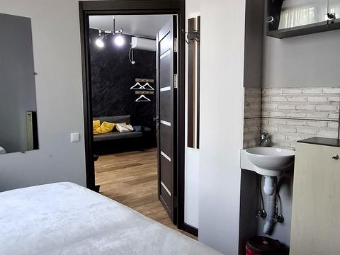 комерційна за адресою Івана Франка вул., 1