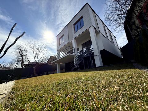 дом по адресу Листопадная ул., 1б/2