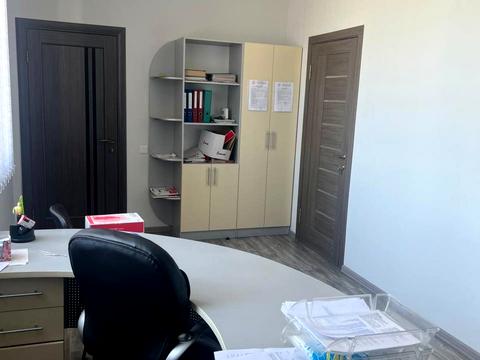 комерційна за адресою Максимовича вул., 15