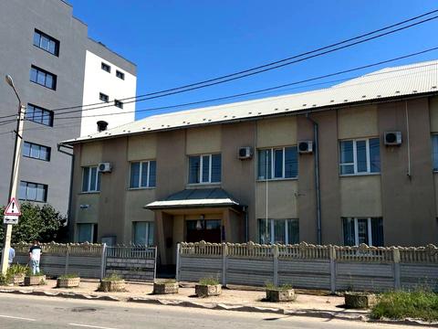 комерційна за адресою Максимовича вул., 15