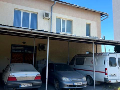 комерційна за адресою Максимовича вул., 15