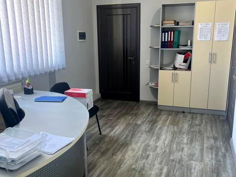 комерційна за адресою Максимовича вул., 15