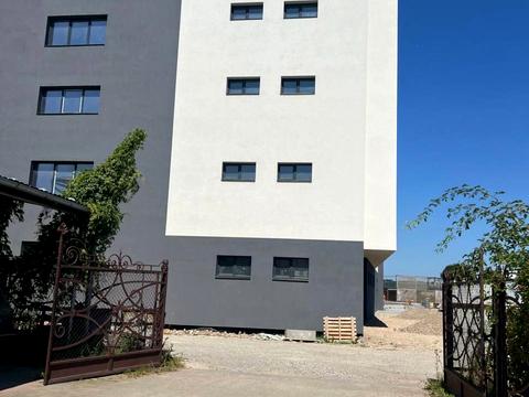 комерційна за адресою Максимовича вул., 15