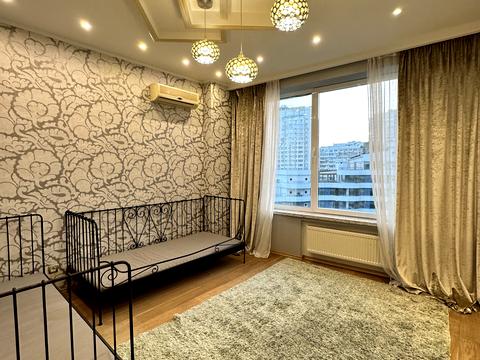 квартира за адресою Літературна вул., 1а