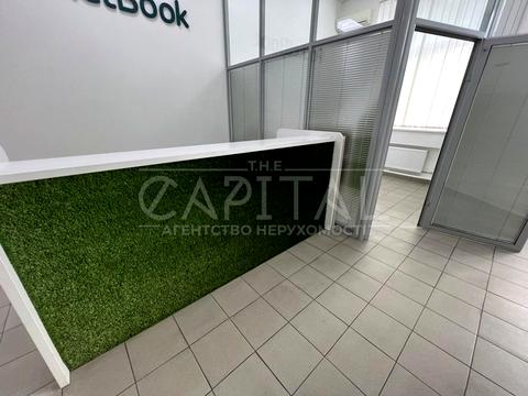 комерційна за адресою Лаврська вул. (Січневого Повстання), 1Б