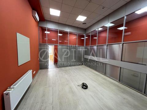 комерційна за адресою Лаврська вул. (Січневого Повстання), 1Б