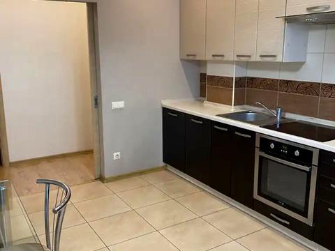 квартира за адресою Космічна вул., 3