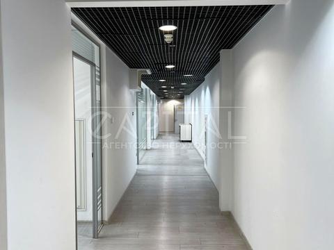 комерційна за адресою Володимирська вул., 38