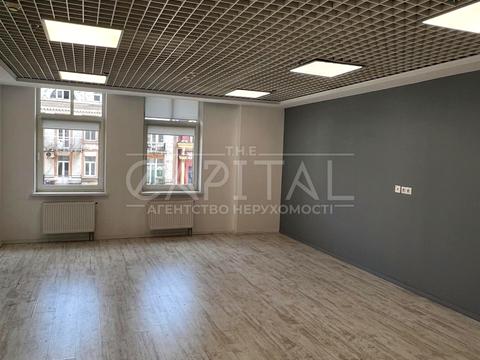 комерційна за адресою Володимирська вул., 38