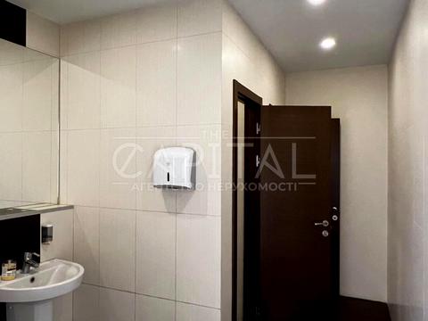 комерційна за адресою Володимирська вул., 38