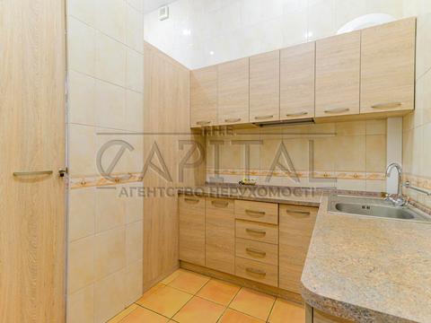 комерційна за адресою Липська вул., 12