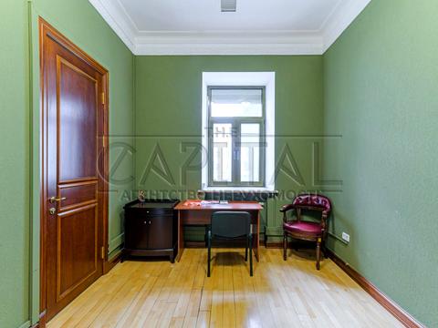 комерційна за адресою Липська вул., 12