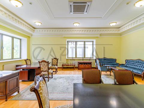 комерційна за адресою Липська вул., 10