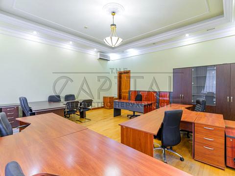 комерційна за адресою Липська вул., 10