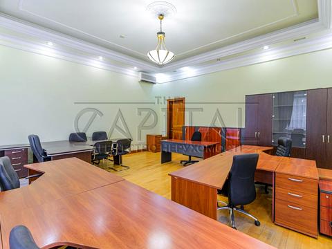 комерційна за адресою Липська вул., 10