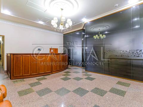 комерційна за адресою Липська вул., 10