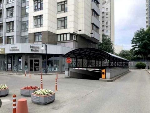 паркомісце за адресою Андрія Верхогляда вул. (Михайла Драгомирова), 3