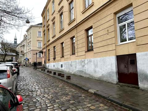 комерційна за адресою Львів, Данила Галицького пл., 4