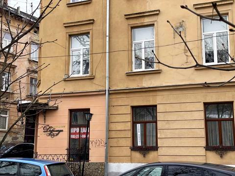 комерційна за адресою Львів, Данила Галицького пл., 4