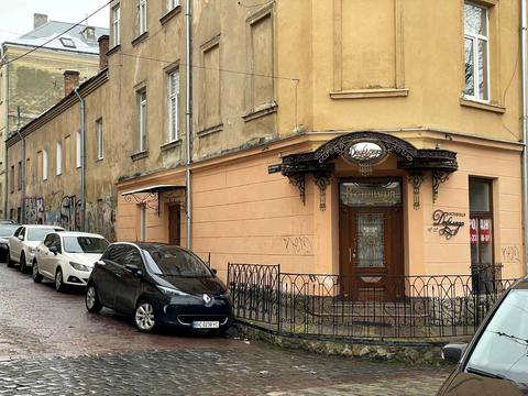 комерційна за адресою Львів, Данила Галицького пл., 4