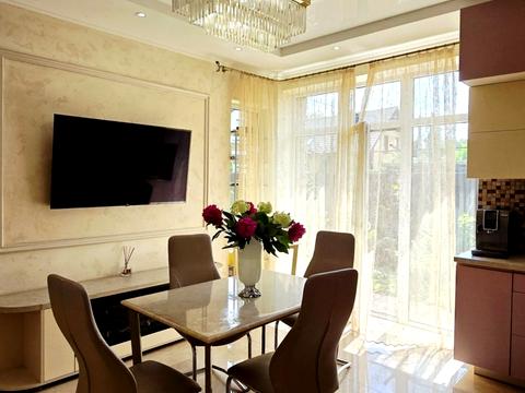 будинок за адресою Набережна, 77