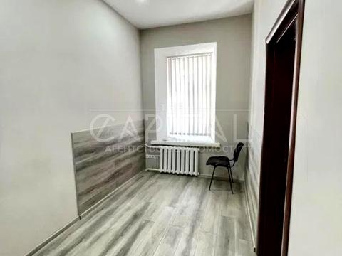 комерційна за адресою Михайлівська вул., 1