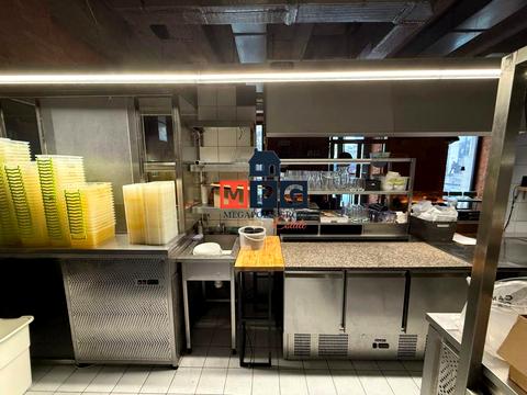 комерційна за адресою Конституції, 2