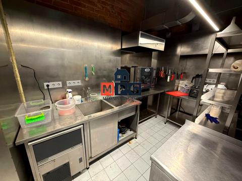 комерційна за адресою Конституції, 2