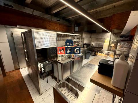 комерційна за адресою Конституції, 2