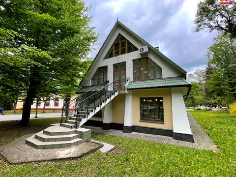 комерційна за адресою Уласа Самчука вул. (улица Пархоменко), 24