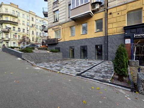 комерційна за адресою Саксаганського вул., 61