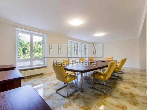 комерційна за адресою Інститутська вул., 18