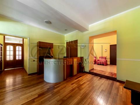 комерційна за адресою Круглоуніверситетська вул., 4