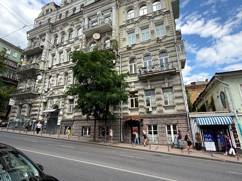 комерційна за адресою майдан Незалежності пл., 2