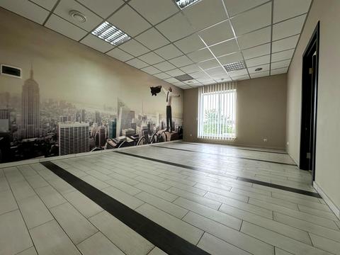 коммерческая по адресу Романа Шухевича, 2б