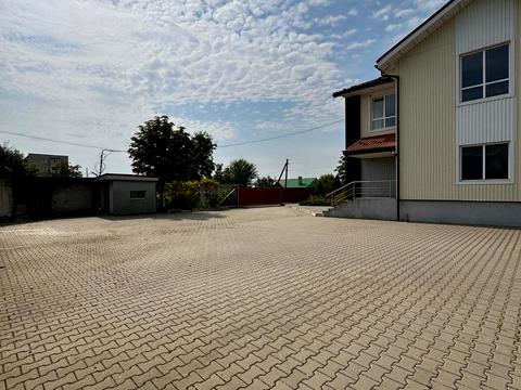 коммерческая по адресу Романа Шухевича, 2б