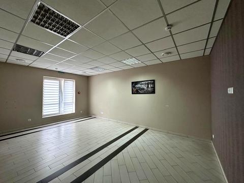 коммерческая по адресу Романа Шухевича, 2б