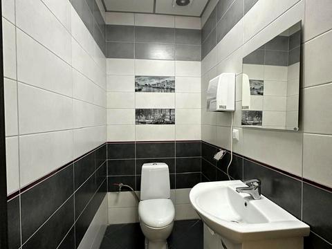 коммерческая по адресу Романа Шухевича, 2б