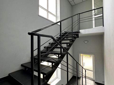 коммерческая по адресу Романа Шухевича, 2б