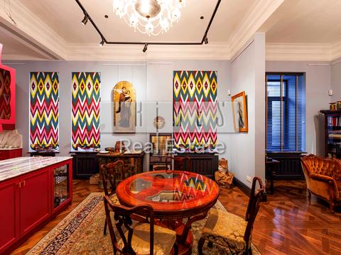 комерційна за адресою Стрілецька вул., 7/6