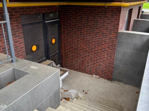 комерційна за адресою Радистів вул., 40