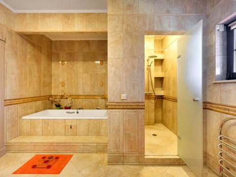 будинок за адресою Євгена Коновальця вул.