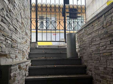 комерційна за адресою Інститутська вул., 22/7