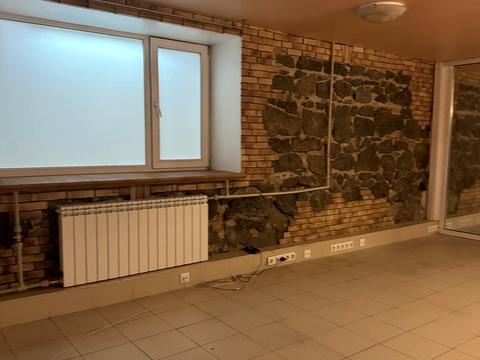 комерційна за адресою Інститутська вул., 22/7