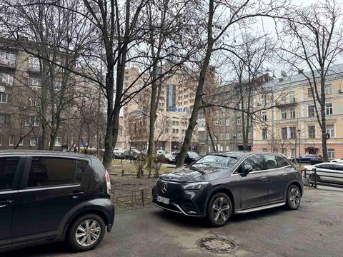 комерційна за адресою Інститутська вул., 22/7