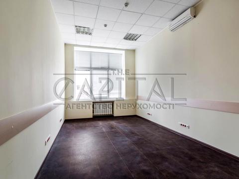 комерційна за адресою Василя Макуха вул. (Івана Шевцова), 1