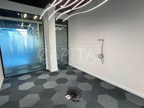 комерційна за адресою Лаврська вул. (Січневого Повстання), 13